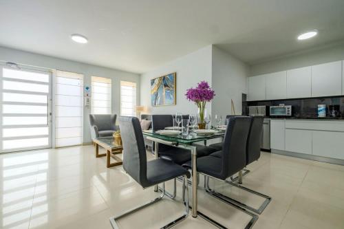 Koyari Modern Condos 9BR 7BA Sleeps 26 w/ Pool and Roof Deck