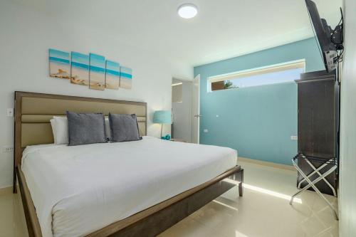 Koyari Modern Condos 9BR 7BA Sleeps 26 w/ Pool and Roof Deck