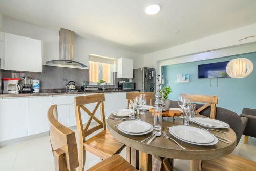 Koyari Modern Condos 9BR 7BA Sleeps 26 w/ Pool and Roof Deck