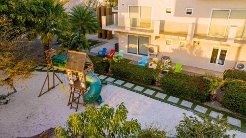 Koyari Modern Condos 9BR 7BA Sleeps 26 w/ Pool and Roof Deck