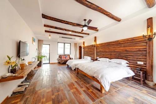 1 king bed, 1 double bed