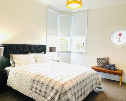 Luxurious Home Close to Beach near Tunnel Beach