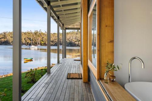 'Questa' Heritage Cottage in North Bruny