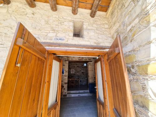 Ieeja, Traditional Village Pool Paradise Family Apartment in Skarinou