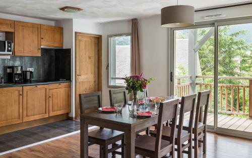 2 bedrooms, 4 beds