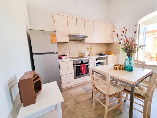 virtuve, Village Charm with Pool Apartment at Skarinou in Skarinou