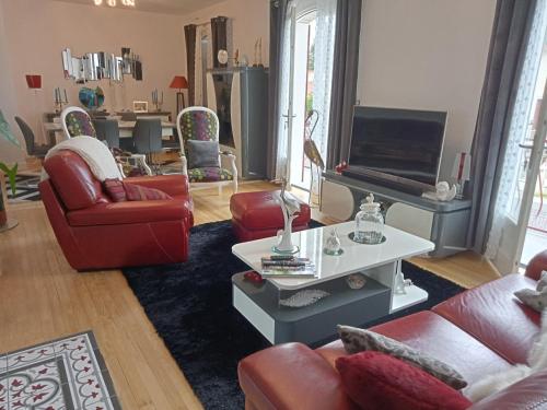 Koplietošanas atpūtas telpa ar TV, Chambre privative avec salle d'eau in Saint-Claud