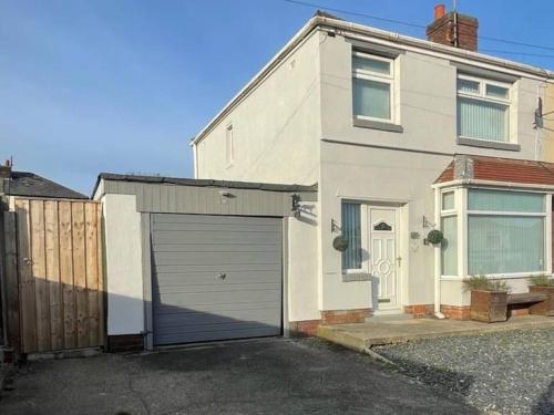 Lovely 3 bedroom house with off street parking - Thornton