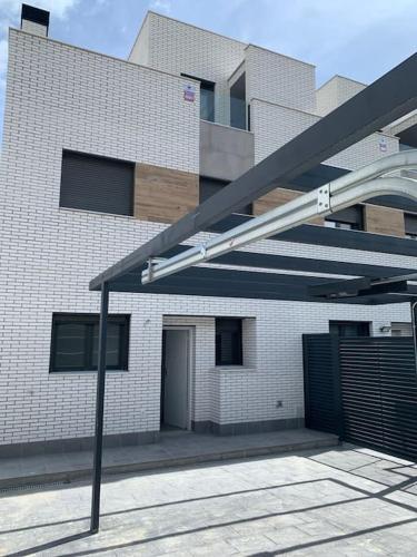 Acogedora casa en Madrid con piscina privada, jacuzzy y garaje, Мадрид (фото 4)