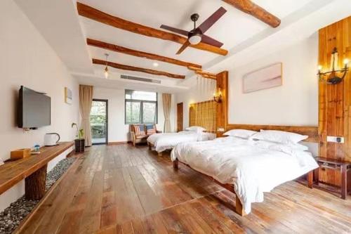 1 king bed, 1 double bed