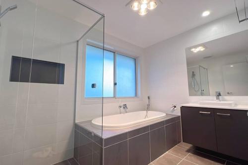 Zuhanyzó, 7 Aurora Ave Dunmore in Shellharbour