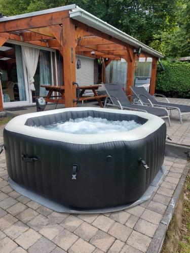 chalet avec jacuzzi - Location, gîte - Manhay