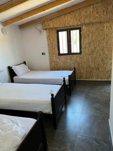 1 queen bed, 3 twin beds