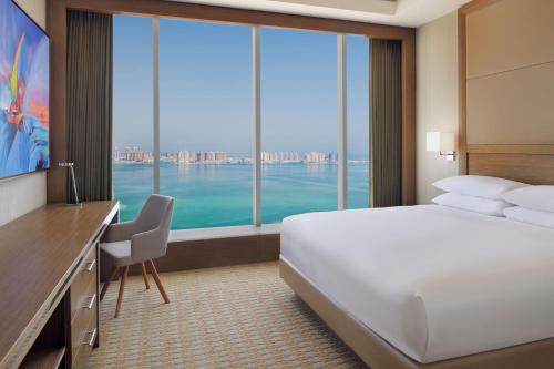 One-Bedroom King Suite with Partial Sea View - Executive Lounge Access image 8