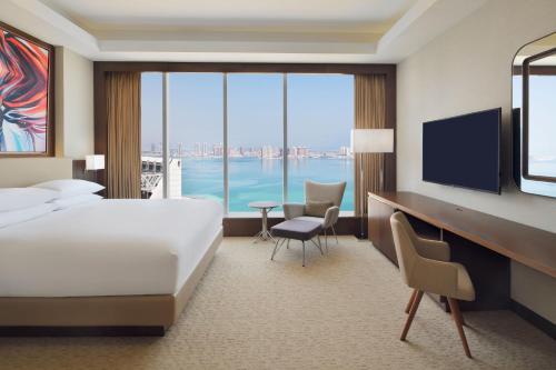 One-Bedroom Superior King Suite with Partial Sea View - Executive Lounge Access image 7