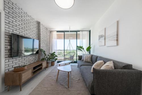 Unforgettable 2 BR Apt with Pool By Caesarea Beach – khách sạn tại Caesarea