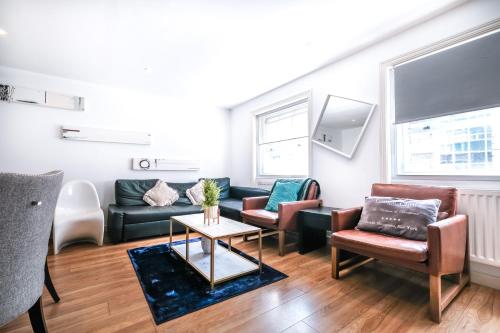 Grandeur 3 Bedroom Flat in London, Mayfair HY3
