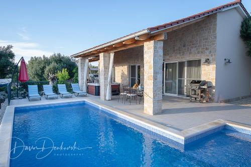 Island Villa Adriana with heated pool and sauna - Accommodation - Lun