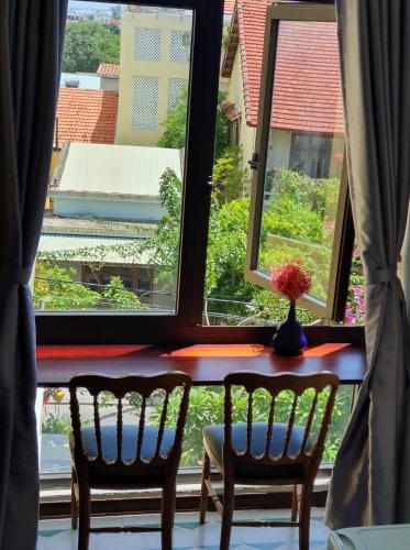 Double Room with Pool View image 3
