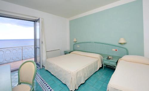 Triple Room with Balcony and Sea View