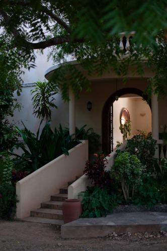 ทางเข้า, Maweni House - Beachfront, Pool, AC & Cook in คีลิฟิ