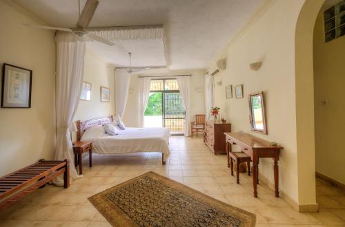 Maweni House - Beachfront, Pool, AC & Cook in คีลิฟิ