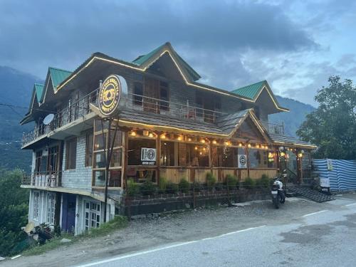 Throttle Shrottle Moto Cafe and BnB Manali