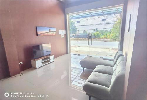 Shared lounge/TV area, YYK TownHouse in Nakhon Chai Si