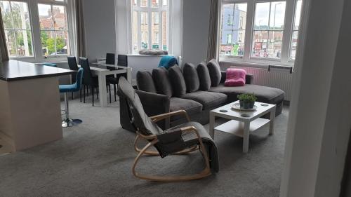 Spacious 2-Bed 2-Bath Apartment with Free Parking - Central Poole
