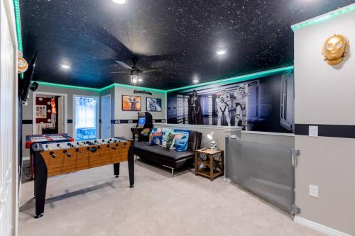 Home with Private PoolGame RoomClubhouse in Davenport, USA