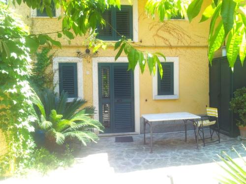 Villino with Garden - image 3