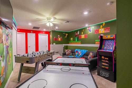 Home w Pool Game Room in Resort w Clubhouse in Davenport, USA