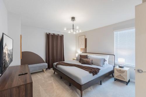 Spacious Home with Private Pool SPA Game Room in Davenport, USA