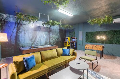 Spacious Home with Private Pool SPA Game Room in Davenport, USA