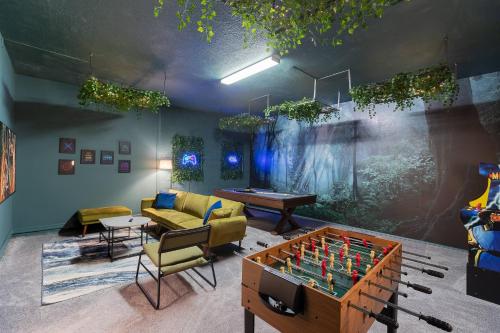 Spacious Home with Private Pool SPA Game Room in Davenport, USA