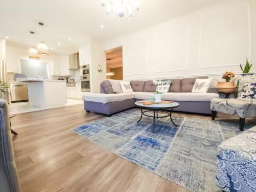 Inspired Stay close to Niagara *4B & 2King Beds* in Thorold (ON)