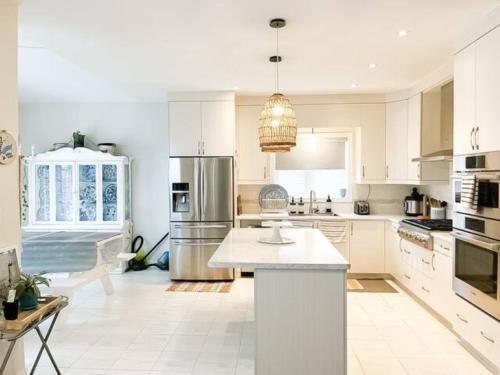 Kitchen, Inspired Stay close to Niagara *4B & 2King Beds* in Thorold (ON)