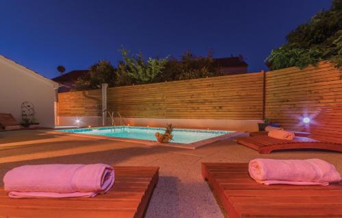  Apartments Joso with Pool, Unterkunft in Pakoštane