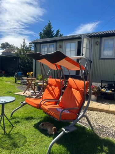 Cotswold shepherd hut with hot tub and sauna Dog friendly