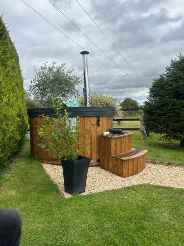 Cotswold shepherd hut with hot tub and sauna Dog friendly