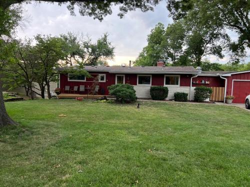 DELIGHTFUL Patio Apartment 9' with Antique Pool Table in SOUTH KC