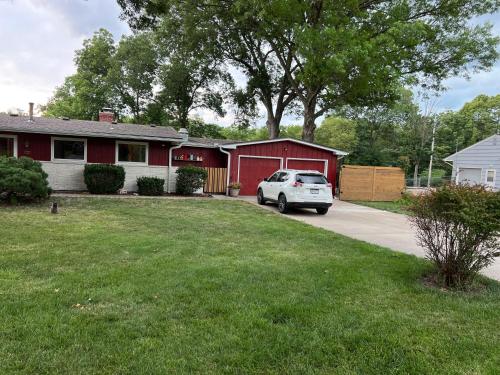 DELIGHTFUL Patio Apartment 9' with Antique Pool Table in SOUTH KC