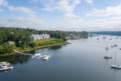 Haven's Point - Waterfront and Walk to Town