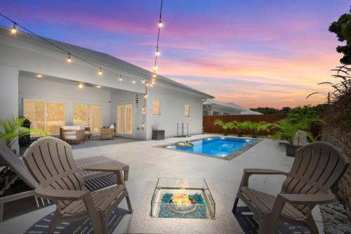 New Construction-Heated Saltwater Pool, Sauna, and Game Room! in Jensen Beach, USA