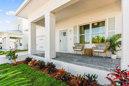 New Construction-Heated Saltwater Pool, Sauna, and Game Room! in Jensen Beach, USA