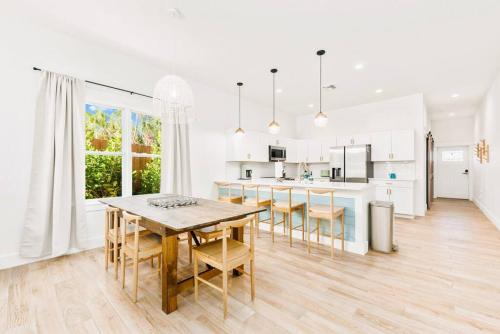 New Construction-Heated Saltwater Pool, Sauna, and Game Room! in Jensen Beach, USA