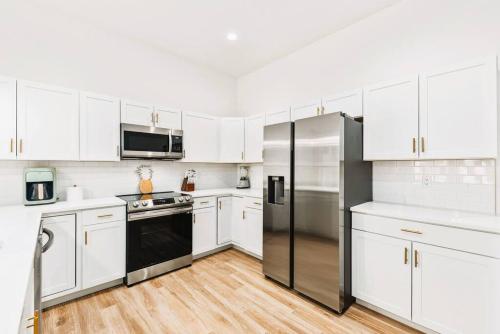 New Construction-Heated Saltwater Pool, Sauna, and Game Room! in Jensen Beach, USA