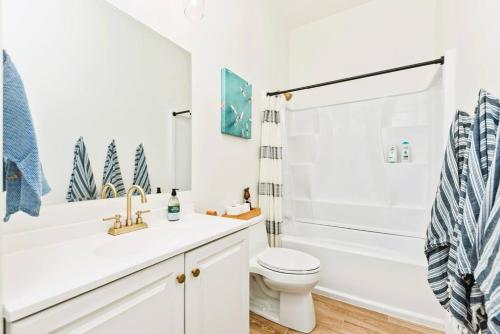 New Construction-Heated Saltwater Pool, Sauna, and Game Room! in Jensen Beach, USA