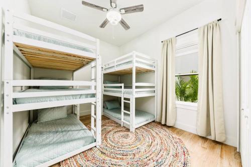 New Construction-Heated Saltwater Pool, Sauna, and Game Room! in Jensen Beach, USA