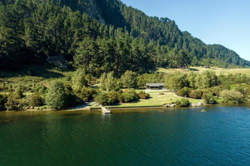 Lakehouse Retreat - Whakamaru Holiday Home